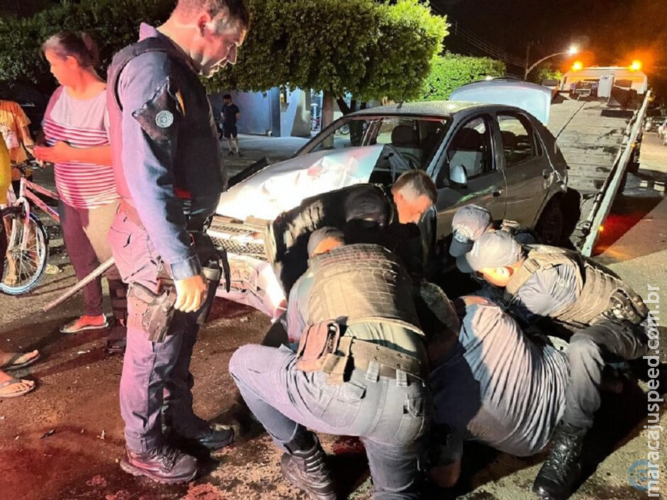 Jovem é preso após provocar acidente e desacatar policiais em Coxim Jovem é preso após provocar acidente e desacatar policiais em Coxim