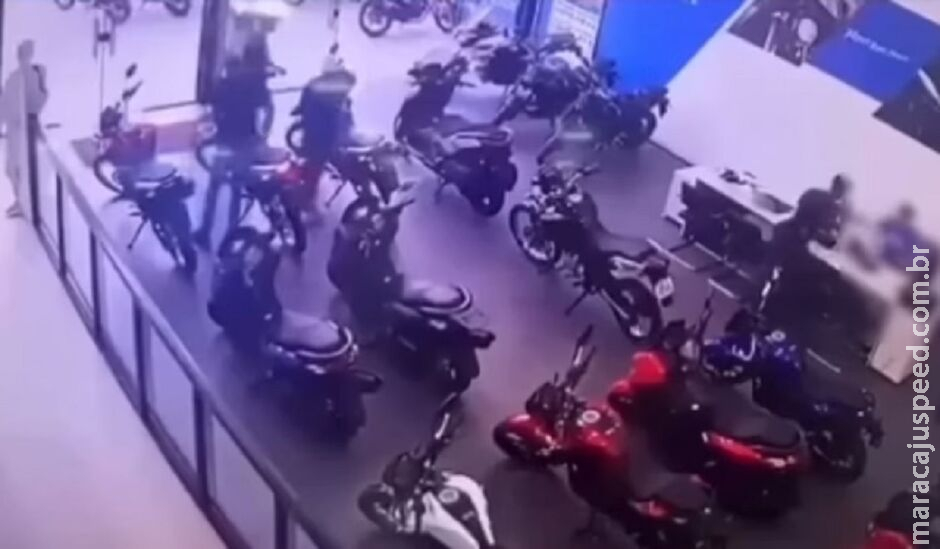Ladrões invadem concessionária e levam 5 motos em 30 segundos 