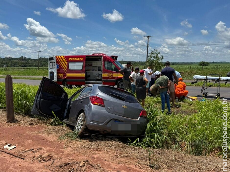 Mãe e filha sobrevivem a capotamento de carro na MS-134 Mãe e filha sobrevivem a capotamento de carro na MS-134