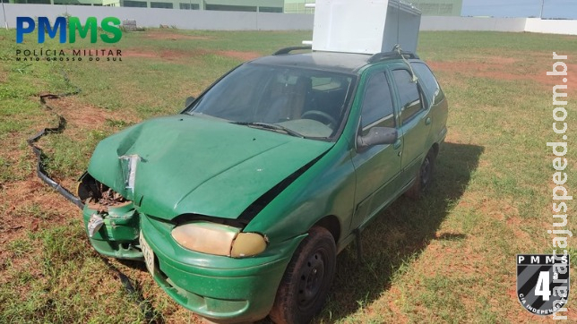 Motorista abandona carro após bater em poste de energia em Chapadão do Sul Motorista abandona carro após bater em poste de energia em Chapadão do Sul