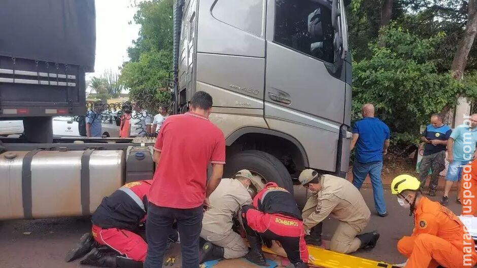 Motorista atropela ciclista que para embaixo de caminhão no Parati Motorista atropela ciclista que para embaixo de caminhão no Parati