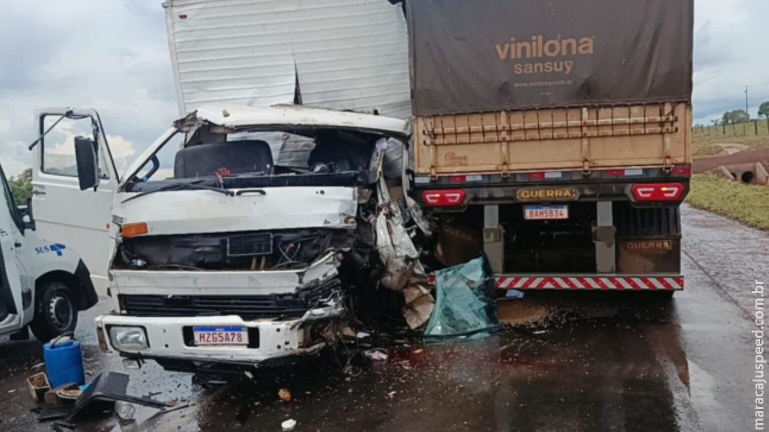 Motorista de caminhão baú teria invadido pista contrária e causado colisão contra carreta na MS-306 Motorista de caminhão baú teria invadido pista contrária e causado colisão contra carreta na MS-306