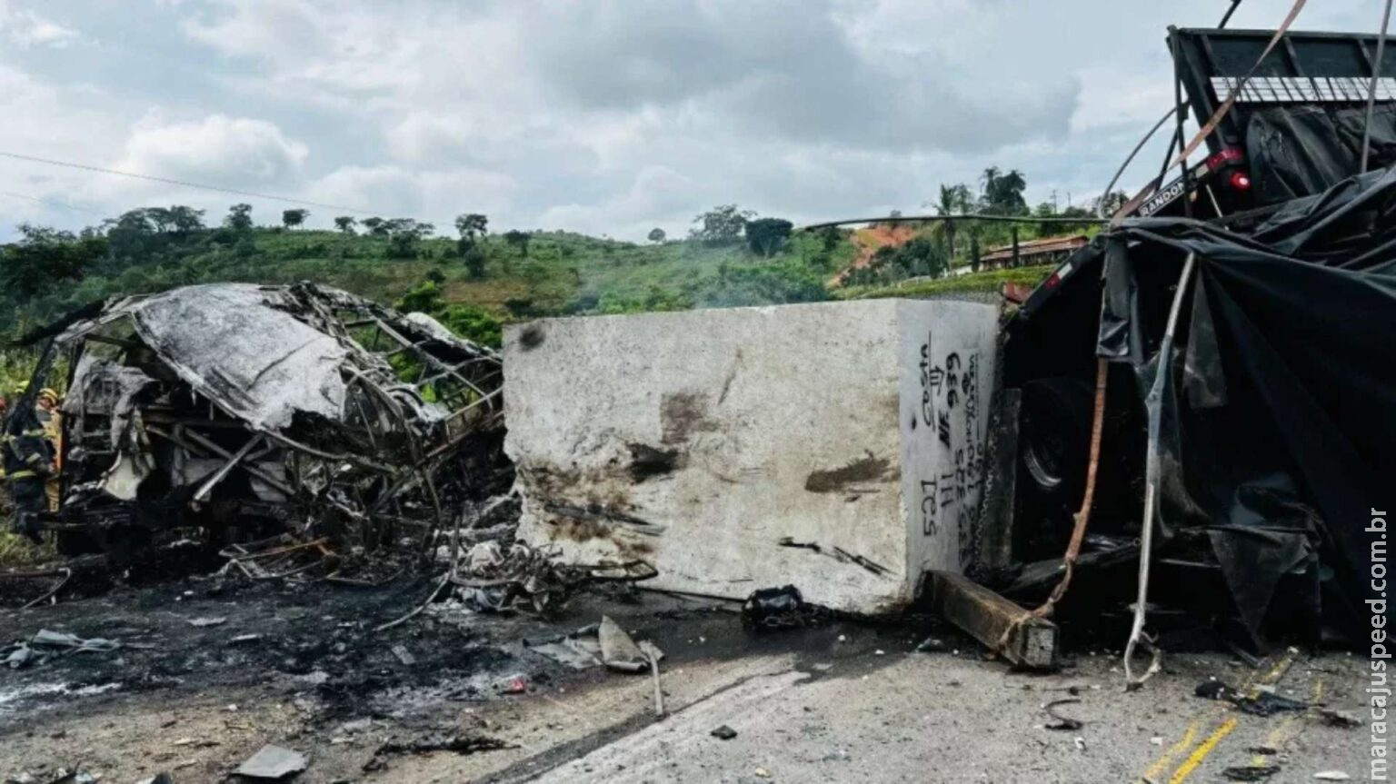 Motorista de carreta envolvida em acidente com 41 mortes em MG se entrega à polícia Motorista de carreta envolvida em acidente com 41 mortes em MG se entrega à polícia