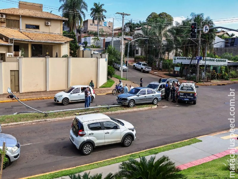 Motorista fura sinal vermelho, bate em carro e acaba derrubando poste em Campo Grande Motorista fura sinal vermelho, bate em carro e acaba derrubando poste em Campo Grande