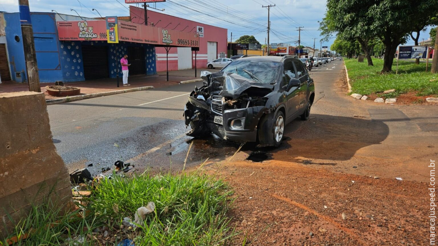 Motorista ‘não vê mureta’ e carro fica destruído em acidente na Gunter Hans em Campo Grande Motorista ‘não vê mureta’ e carro fica destruído em acidente na Gunter Hans em Campo Grande