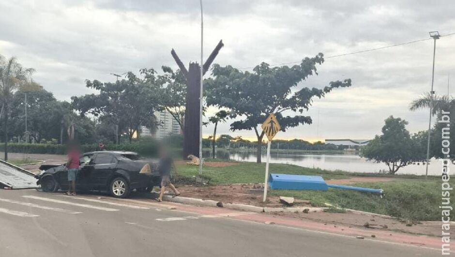 Motorista perde controle, danifica monumento e destrói poste em Três Lagoas Motorista perde controle, danifica monumento e destrói poste em Três Lagoas