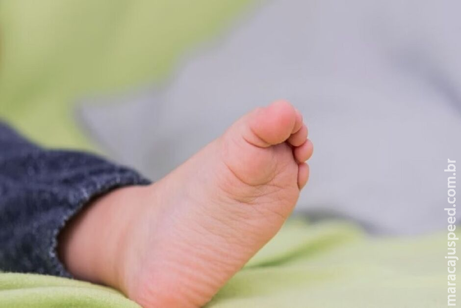 Mulher é presa por matar espancada filha de 2 meses que teve com o pai Mulher é presa por matar espancada filha de 2 meses que teve com o pai