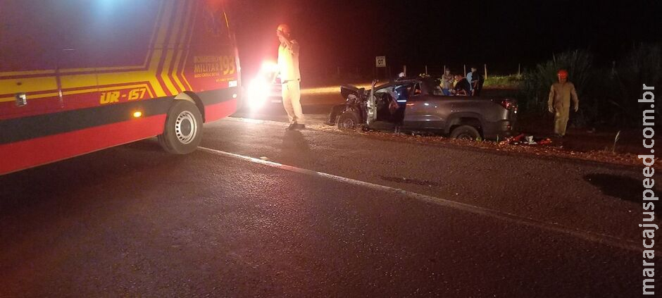Mulher morre em batida entre carreta e picape na BR-262 Mulher morre em batida entre carreta e picape na BR-262