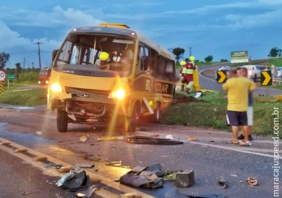 Ônibus atingido por carreta transportava 16 atletas de futsal de Camapuã; 4 estão em estado grave Ônibus atingido por carreta transportava 16 atletas de futsal de Camapuã; 4 estão em estado grave