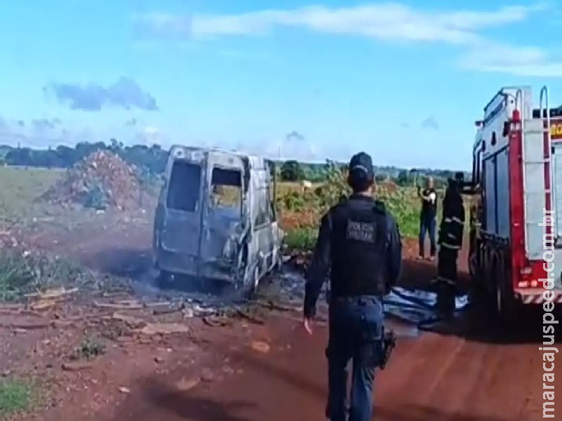 Polícia investiga incêndio em dois veículos utilitários em estrada vicinal de Dourados Polícia investiga incêndio em dois veículos utilitários em estrada vicinal de Dourados
