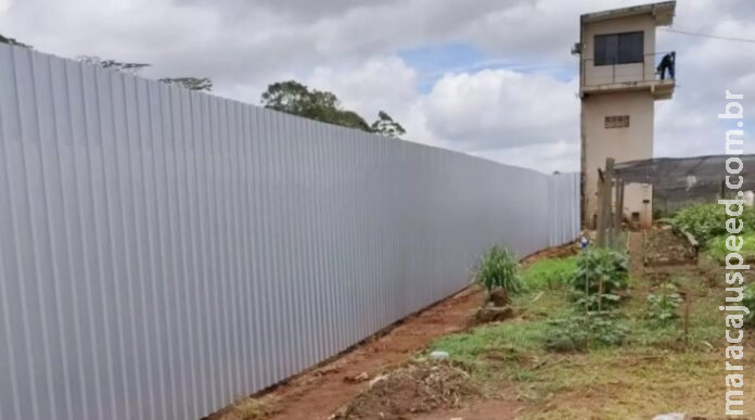 Ponta Porã: Pouco mais de um mês após muro desabar, tapume de zinco ainda cobre buraco em presídio Ponta Porã: Pouco mais de um mês após muro desabar, tapume de zinco ainda cobre buraco em presídio