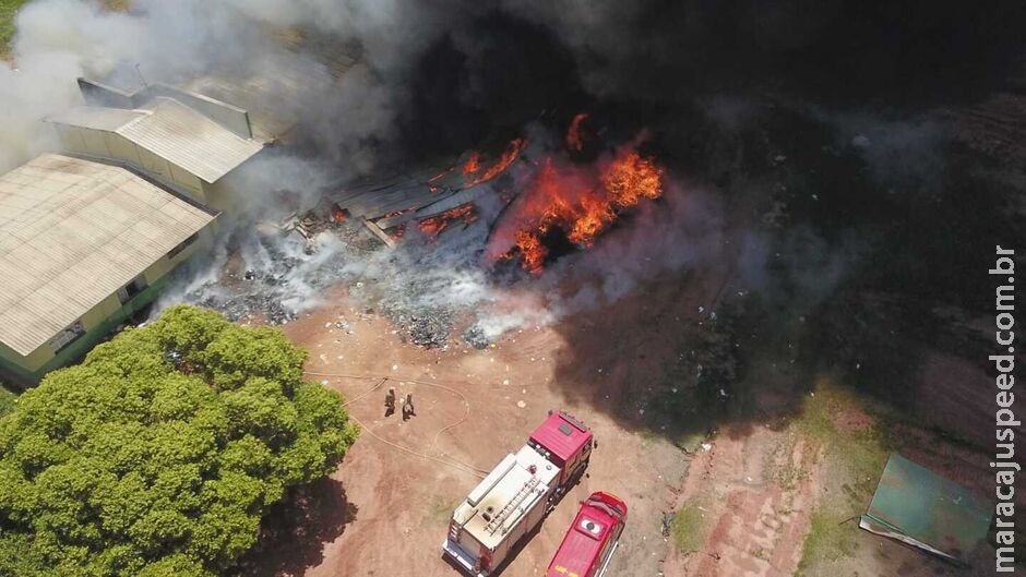 Usina de materiais recicláveis é destruído por incêndio em Bataguassu Usina de materiais recicláveis é destruído por incêndio em Bataguassu
