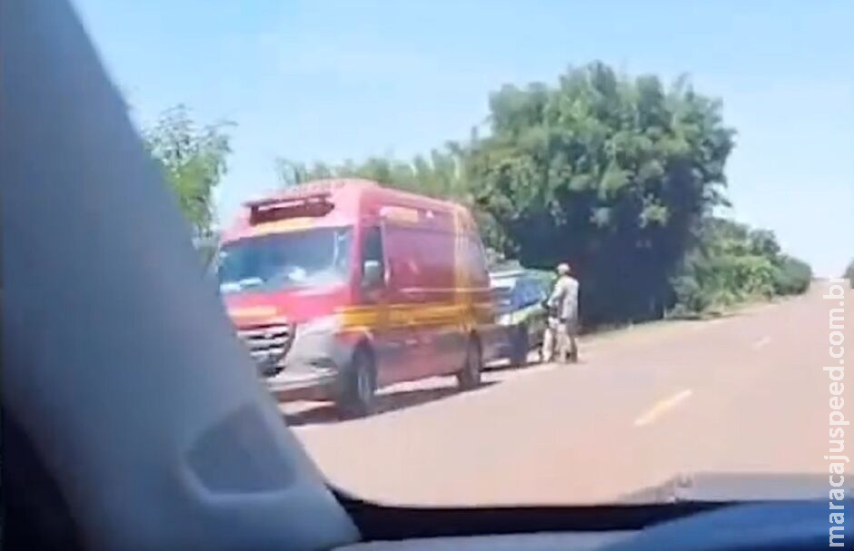 Veículo capota na BR-060 perto de Sidrolândia; bombeiros e PRF no local Veículo capota na BR-060 perto de Sidrolândia; bombeiros e PRF no local