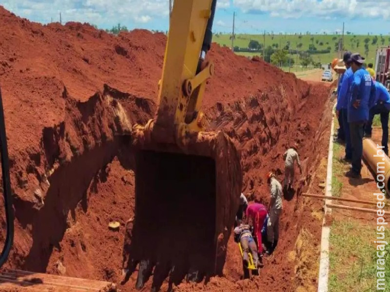 Barranco desmorona e trabalhadores ficam presos em buraco de obra no interior de MS Barranco desmorona e trabalhadores ficam presos em buraco de obra no interior de MS