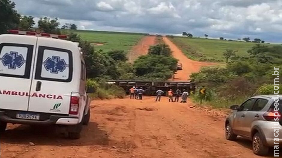 Caminhão tomba em ponte e interrompe trânsito em Paranaíba Caminhão tomba em ponte e interrompe trânsito em Paranaíba