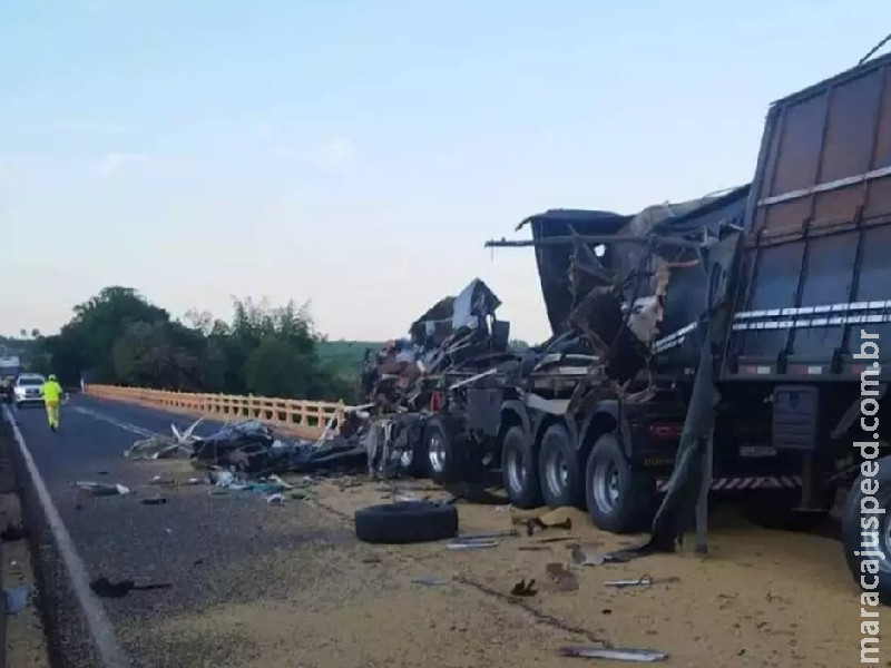 Caminhoneiro morre em batida com carreta ao tentar desviar de buraco em Mundo Novo Caminhoneiro morre em batida com carreta ao tentar desviar de buraco em Mundo Novo