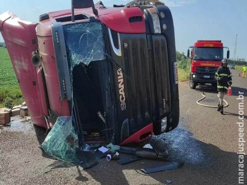 Carreta com alimentos tomba em rodovia em Rio Brilhante e interdita pista Carreta com alimentos tomba em rodovia em Rio Brilhante e interdita pista