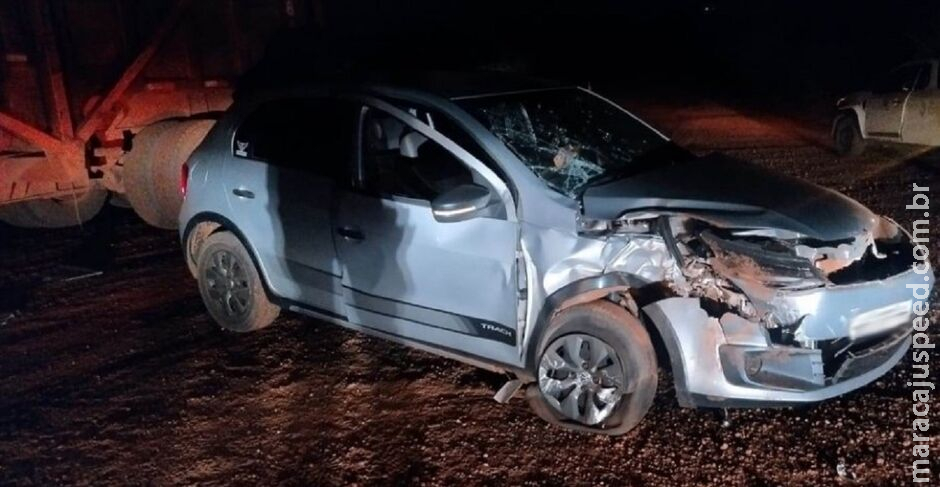 Carro bate em caminhão e rapaz é socorrido em estado grave em Ivinhema Carro bate em caminhão e rapaz é socorrido em estado grave em Ivinhema