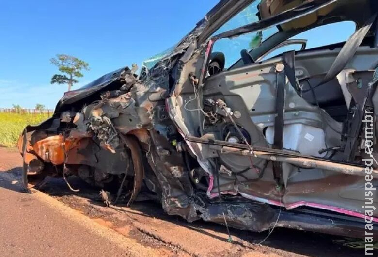 Carro com bebê a bordo tem roda e porta arrancadas por caminhão Carro com bebê a bordo tem roda e porta arrancadas por caminhão
