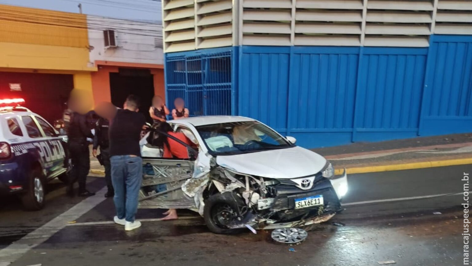 Carro fica com a parte da frente destruída após bater no camelódromo de Campo Grande Carro fica com a parte da frente destruída após bater no camelódromo de Campo Grande