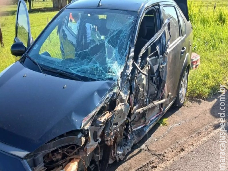 Carro fica destruído após colidir contra caminhão na BR-376 Carro fica destruído após colidir contra caminhão na BR-376