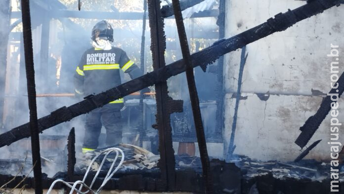 Casa pega fogo e fica destruída em Ponta Porã Casa pega fogo e fica destruída em Ponta Porã