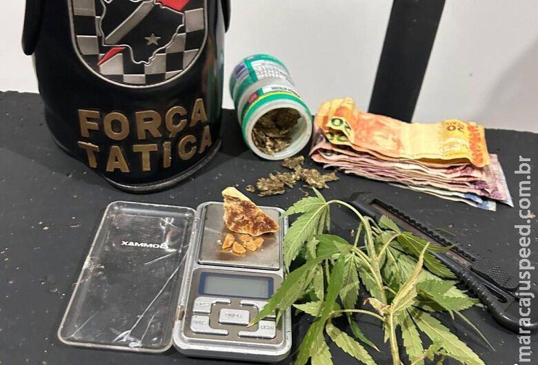 Casal é preso com drogas durante abordagem policial Casal é preso com drogas durante abordagem policial