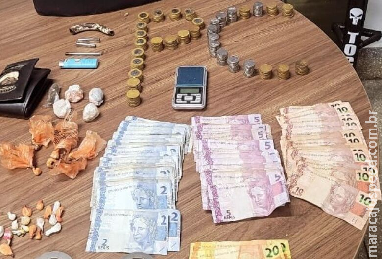 Casal é preso com drogas e dinheiro após polícia fechar Casal é preso com drogas e dinheiro após polícia fechar