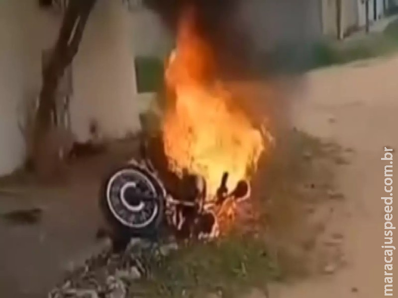 Com multas de R$ 5 mil, proprietário incendeia motocicleta para não ser apreendida no Tiradentes Com multas de R$ 5 mil, proprietário incendeia motocicleta para não ser apreendida no Tiradentes