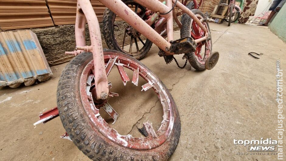 Criança de 7 anos atinge carro enquanto andava de bicicleta em Chapadão do Sul Criança de 7 anos atinge carro enquanto andava de bicicleta em Chapadão do Sul
