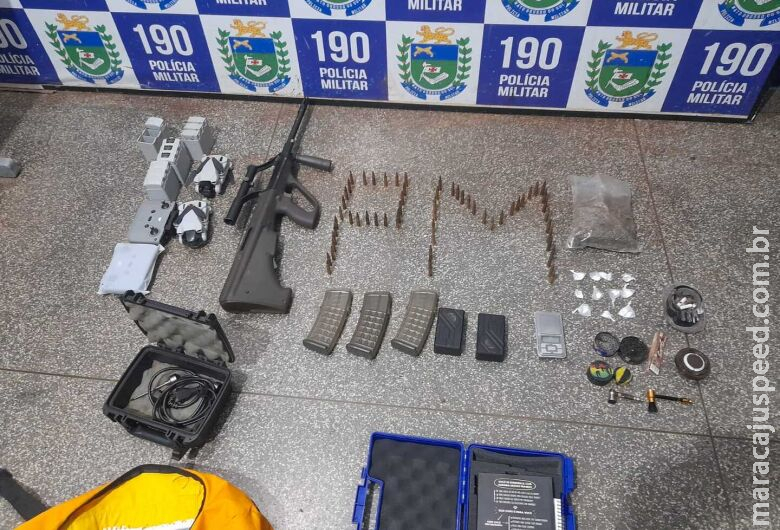 Denúncia de maus-tratos a animal leva polícia a apreender fuzil, drogas e drones Denúncia de maus-tratos a animal leva polícia a apreender fuzil, drogas e drones
