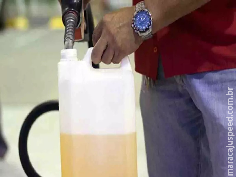 Funcionários são presos após serem flagrados furtando 200 litros de diesel em Três Lagoas Funcionários são presos após serem flagrados furtando 200 litros de diesel em Três Lagoas