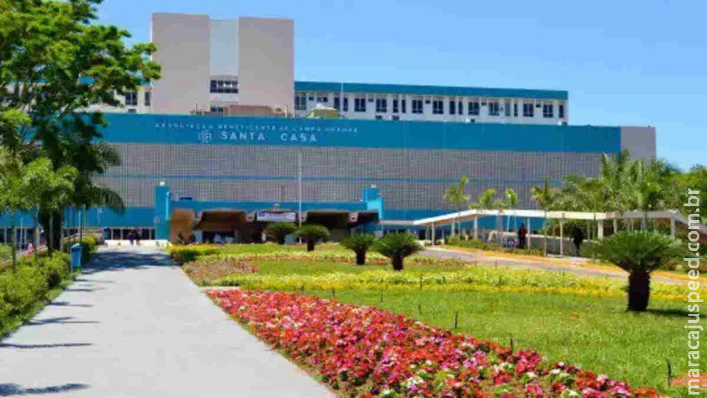 Homem é levado para a Santa Casa de Campo Grande após ser esfaqueado em praça no interior Homem é levado para a Santa Casa de Campo Grande após ser esfaqueado em praça no interior