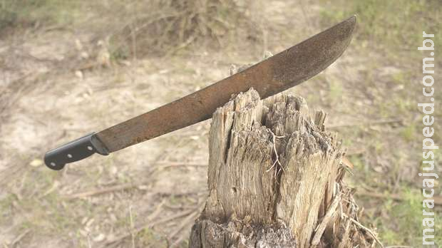 Jovem é presa por tentar golpear sogra com facão em Dourados Jovem é presa por tentar golpear sogra com facão em Dourados
