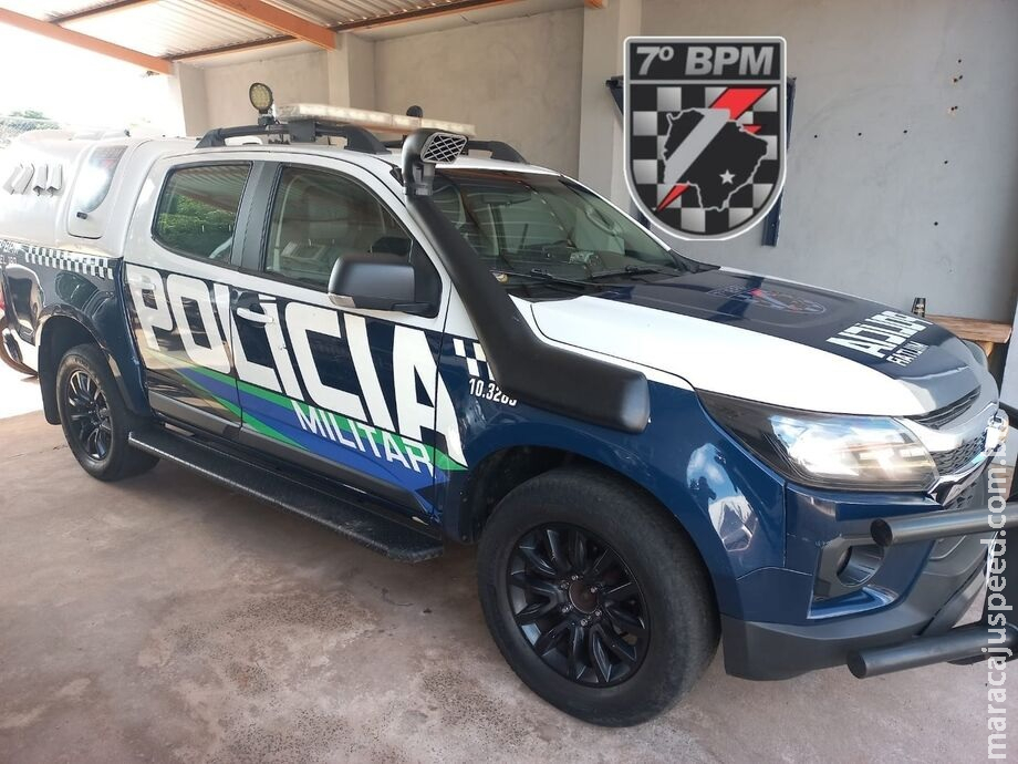 Jovem surta e corre atrás de casal com faca em Aquidauana Jovem surta e corre atrás de casal com faca em Aquidauana