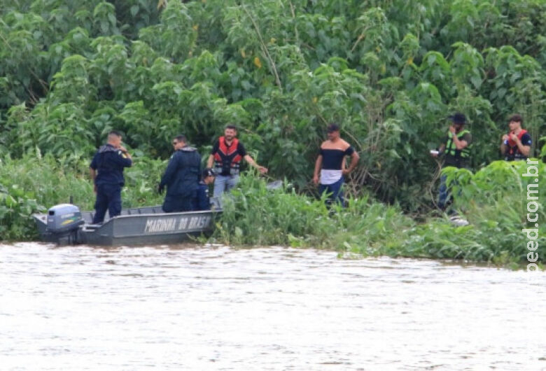 Marinha resgata cinco pessoas à deriva após barco afundar no Rio Paraguai Marinha resgata cinco pessoas à deriva após barco afundar no Rio Paraguai