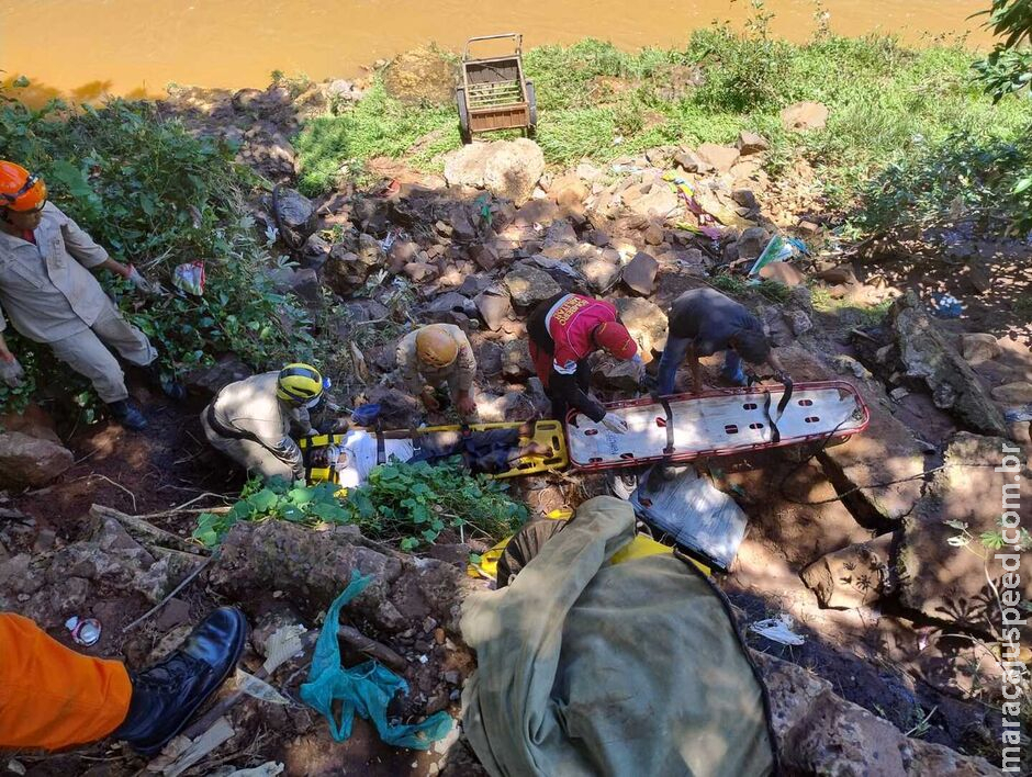 Morador de rua sofre acidente ao cair de precipício no Rio Anhanduí Morador de rua sofre acidente ao cair de precipício no Rio Anhanduí