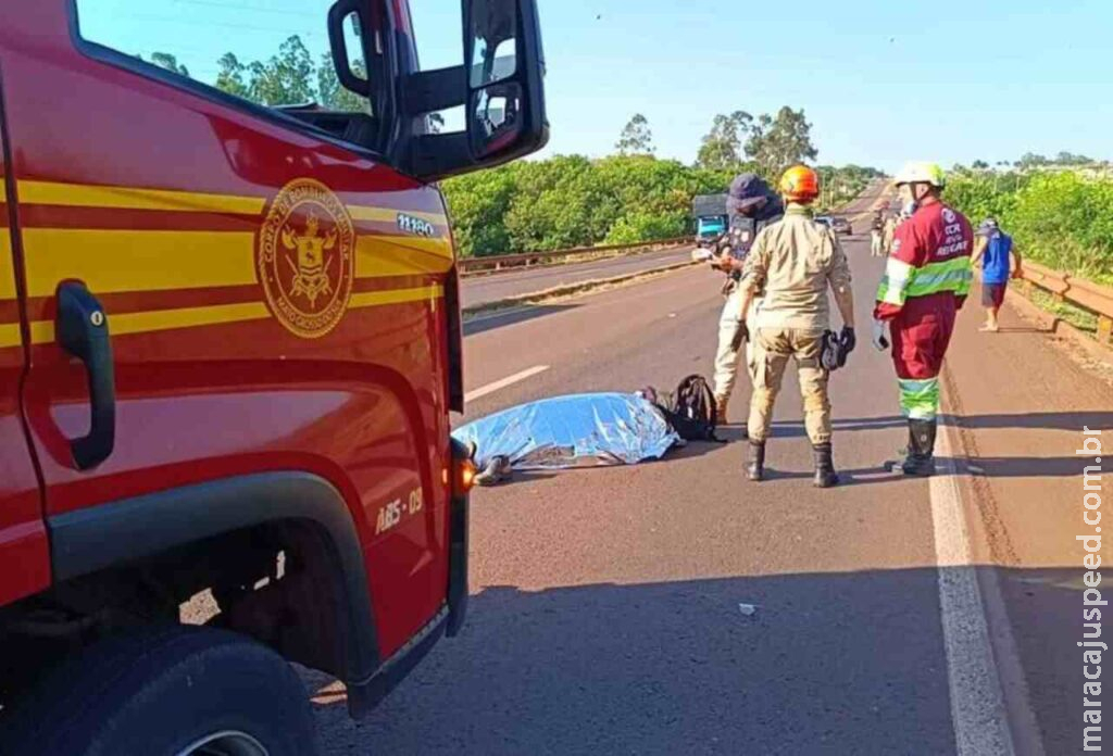 Morto na BR-163 teve o pneu da moto estourado e foi atingido por van com trabalhadores Morto na BR-163 teve o pneu da moto estourado e foi atingido por van com trabalhadores