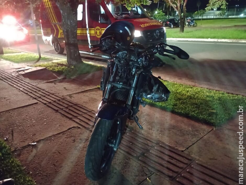 Motociclista bate em árvore e fica em estado grave em Chapadão do Sul Motociclista bate em árvore e fica em estado grave em Chapadão do Sul