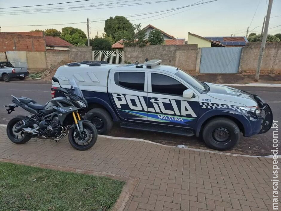 Motociclista empina moto e bate em viatura da PM durante fuga no Colúmbia Motociclista empina moto e bate em viatura da PM durante fuga no Colúmbia