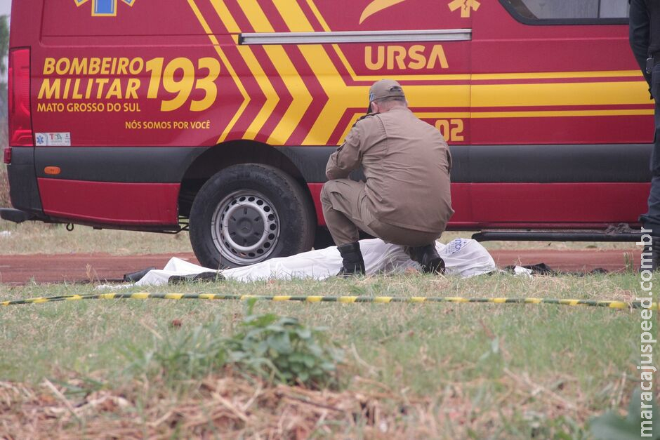 Motociclista morre após ser atingido por caminhão e atropelado por carro na BR-163 Motociclista morre após ser atingido por caminhão e atropelado por carro na BR-163