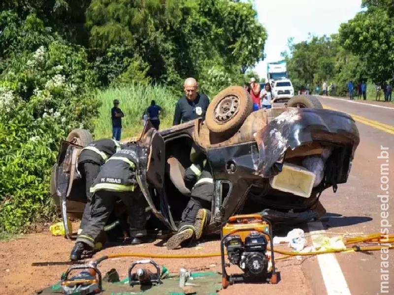 Motorista morre e quatro pessoas ficam feridas em capotamento na BR-262 Motorista morre e quatro pessoas ficam feridas em capotamento na BR-262