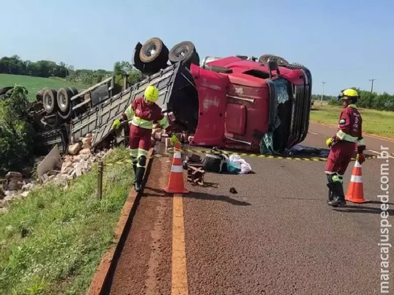 Motorista perde controle e tomba carreta às margens de rodovia Motorista perde controle e tomba carreta às margens de rodovia