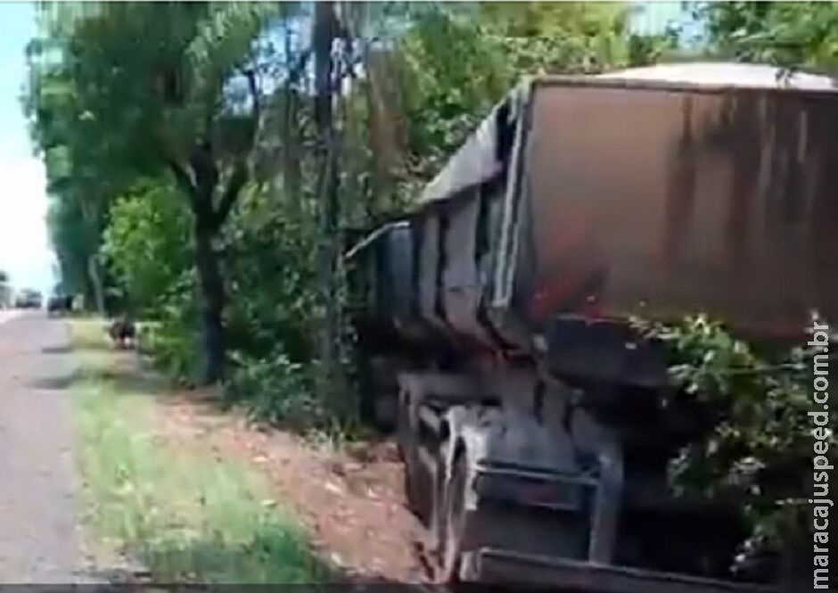 Mulher e criança ficam em estado grave após batida com carreta na BR-262 Mulher e criança ficam em estado grave após batida com carreta na BR-262
