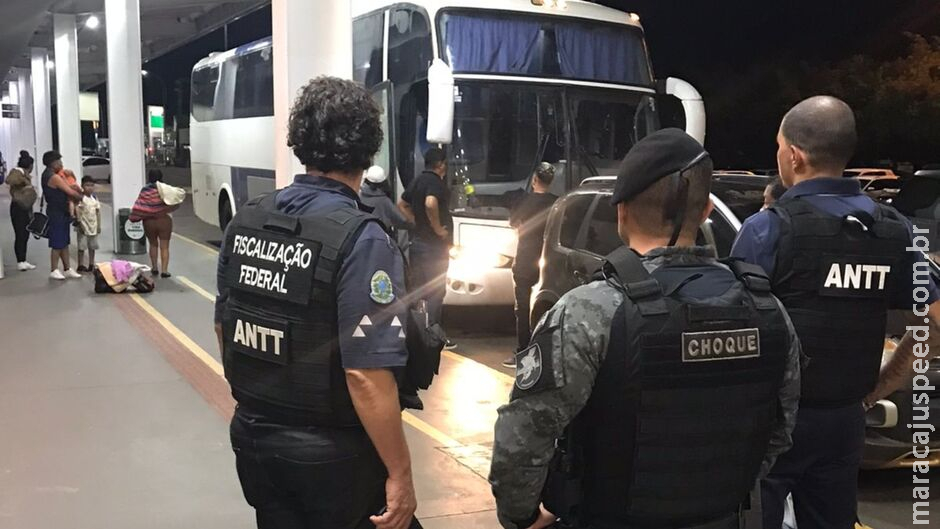 Mulher é presa e 71 bolivianos resgatados de cárcere em casa no Tijuca Mulher é presa e 71 bolivianos resgatados de cárcere em casa no Tijuca