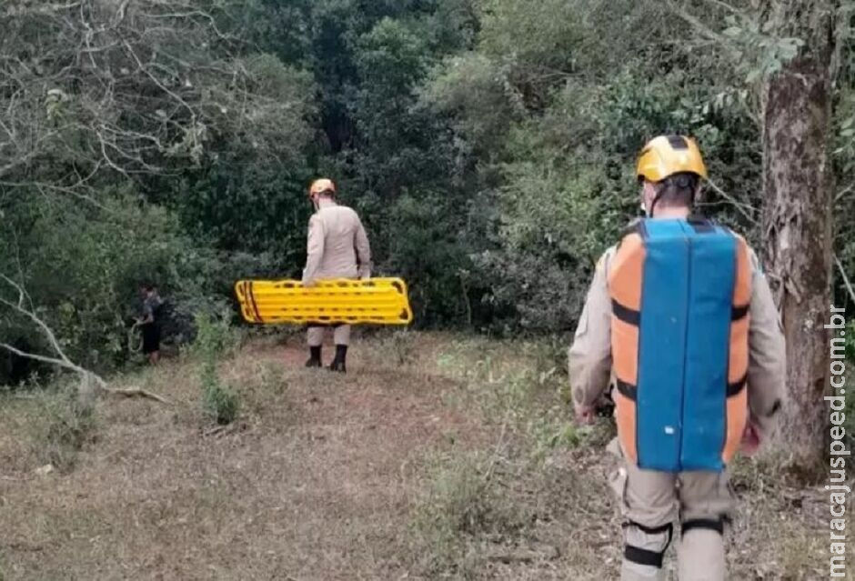 Mulher é resgatada por bombeiros após queda de cachoeira em Amambai Mulher é resgatada por bombeiros após queda de cachoeira em Amambai