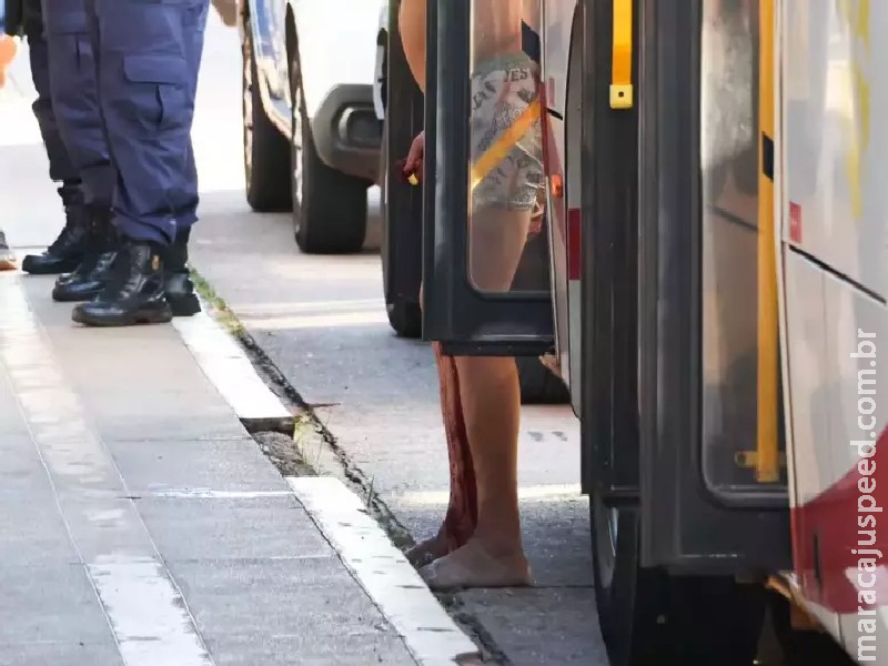 Passageiro é esfaqueado dentro de ônibus ao tentar defender mulher Passageiro é esfaqueado dentro de ônibus ao tentar defender mulher