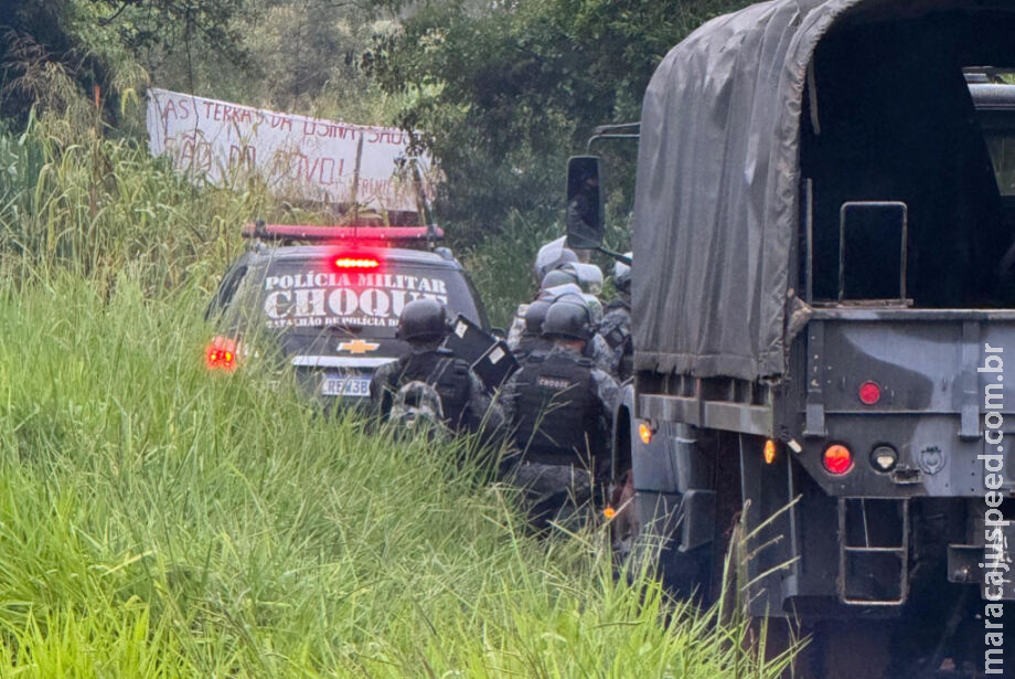 PM usa bombas de efeito moral e expulsa invasores de fazenda dos Bumlai PM usa bombas de efeito moral e expulsa invasores de fazenda dos Bumlai