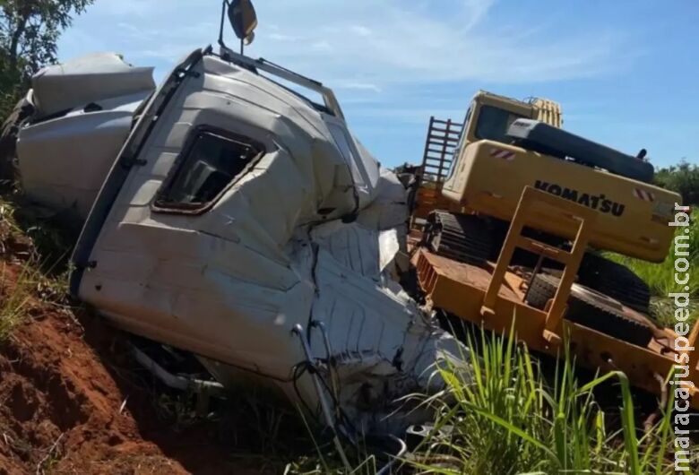Pneu estoura e carreta que transportava escavadeira sai da pista Pneu estoura e carreta que transportava escavadeira sai da pista