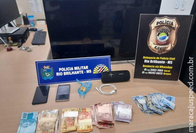 Polícia fecha ponto de venda de drogas e prende três pessoas em flagrante Polícia fecha ponto de venda de drogas e prende três pessoas em flagrante